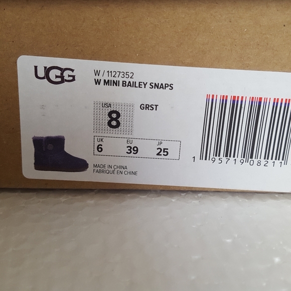 Authentic UGG mini bailey snaps - Picture 7 of 8